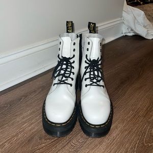 WHITE PLATFORM DOC MARTENS
